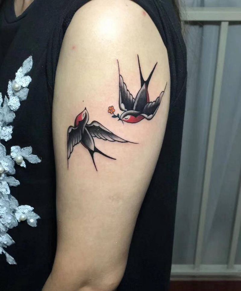 燕子纹身图片_肩部Old School纹身图案