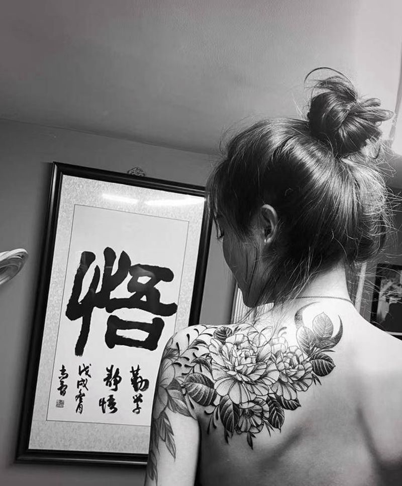 花纹身图片_肩部纹身图案