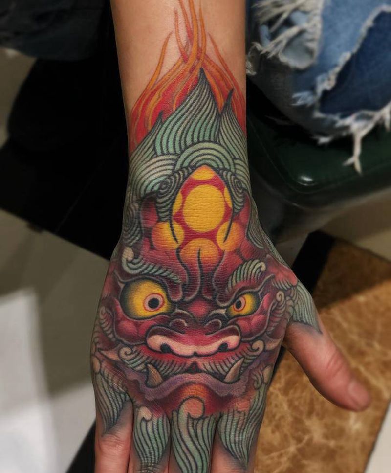 手背唐狮纹身图片_手部新传统纹身图案