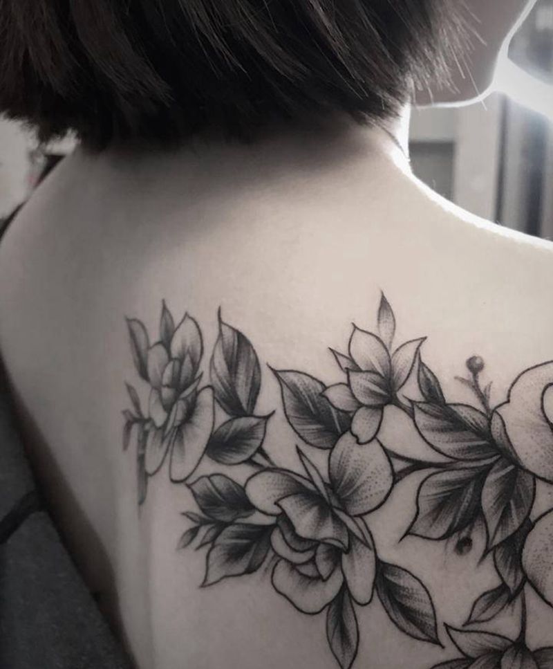 肩膀 素花纹身图片_肩部点刺纹身图案