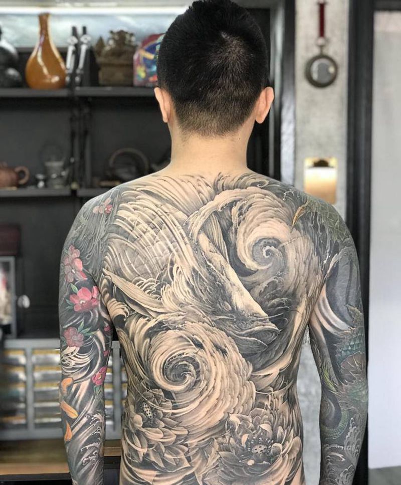 鱼跃乾坤纹身图片_背部中国风纹身图案