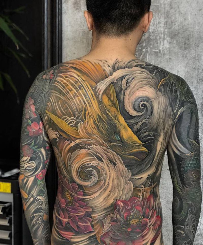 鱼跃乾坤纹身图片_背部新传统纹身图案