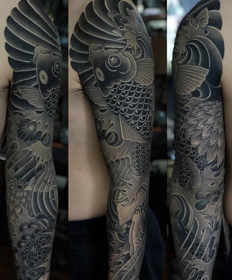 黑灰花臂鲤鱼纹身图片_手臂老传统新传统纹身图案