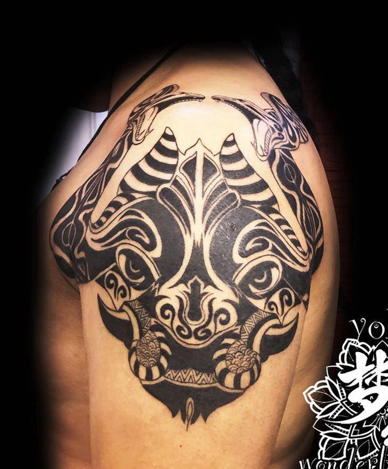 牛蛇纹身图片_肩部图腾纹身图案