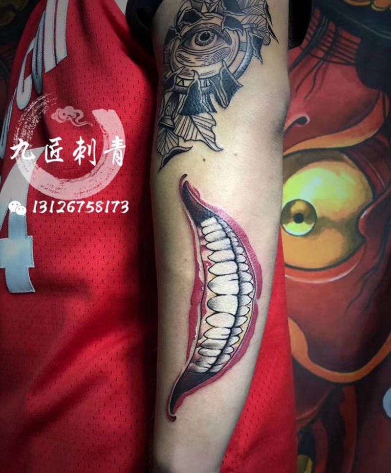 小丑纹身图片_手臂手部欧美写实水彩纹身图案