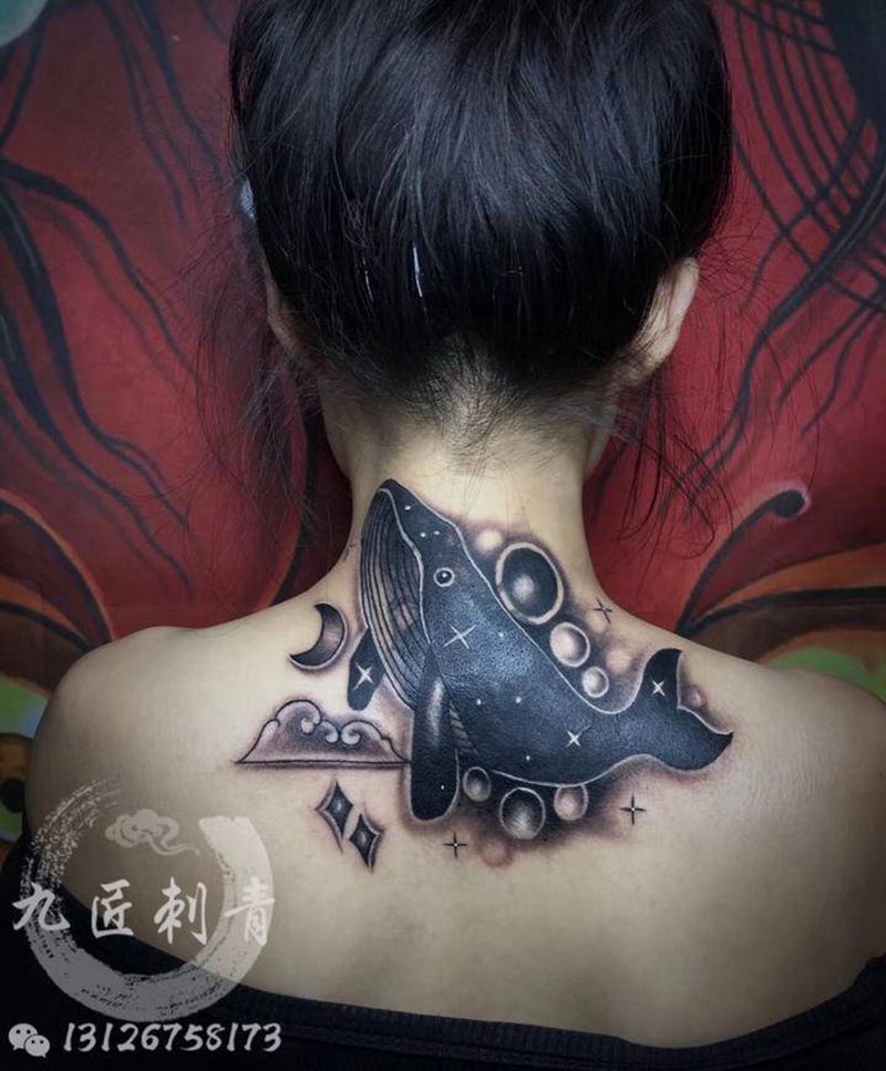 鲸纹身图片_背部颈部Old School水墨鲸纹身图案