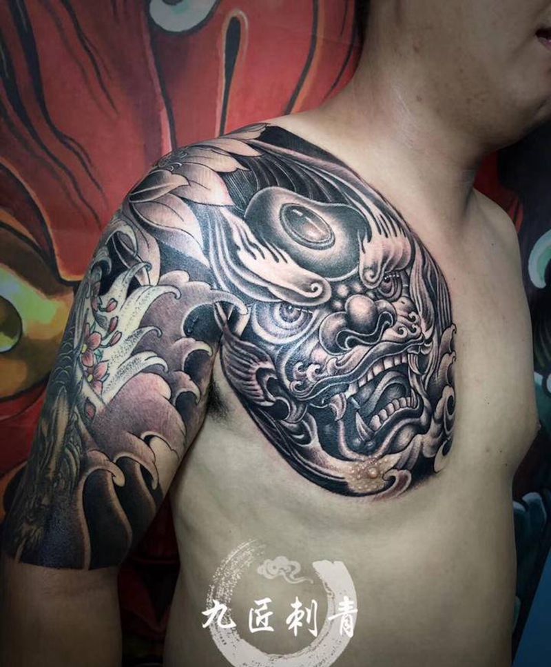 唐狮半甲纹身图片_胸部新传统唐狮纹身图案