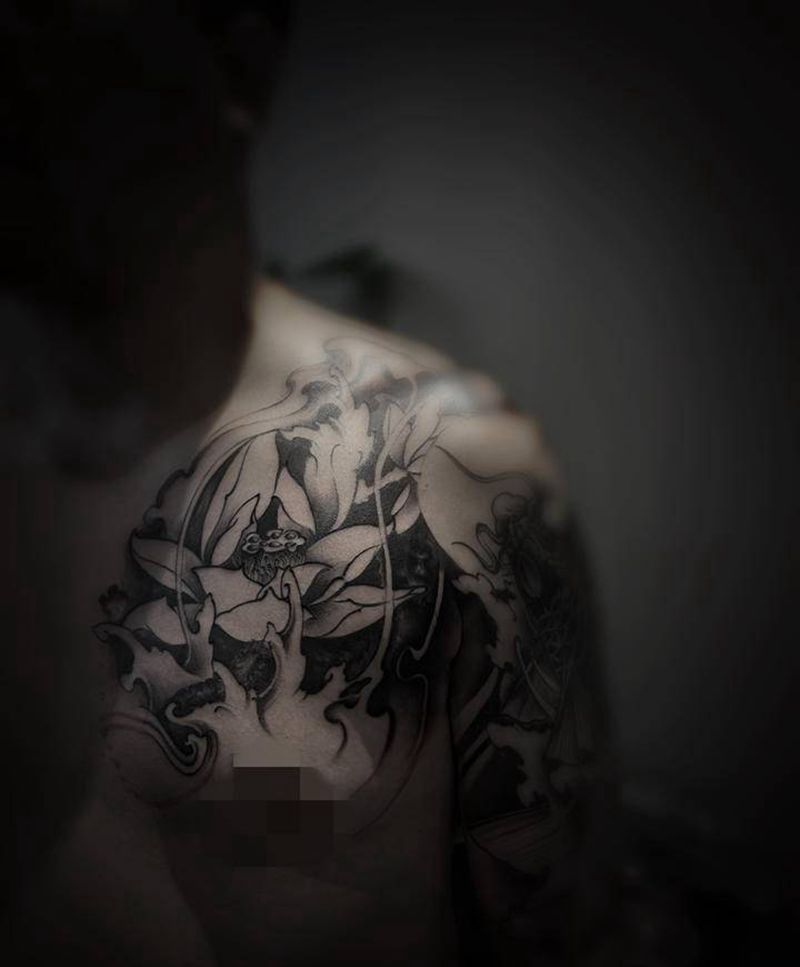 荷花纹身图片_胸部新传统纹身图案