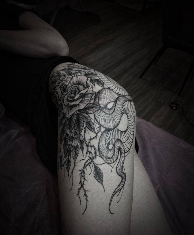 素花蛇纹身图片_腿部臀部点刺纹身图案