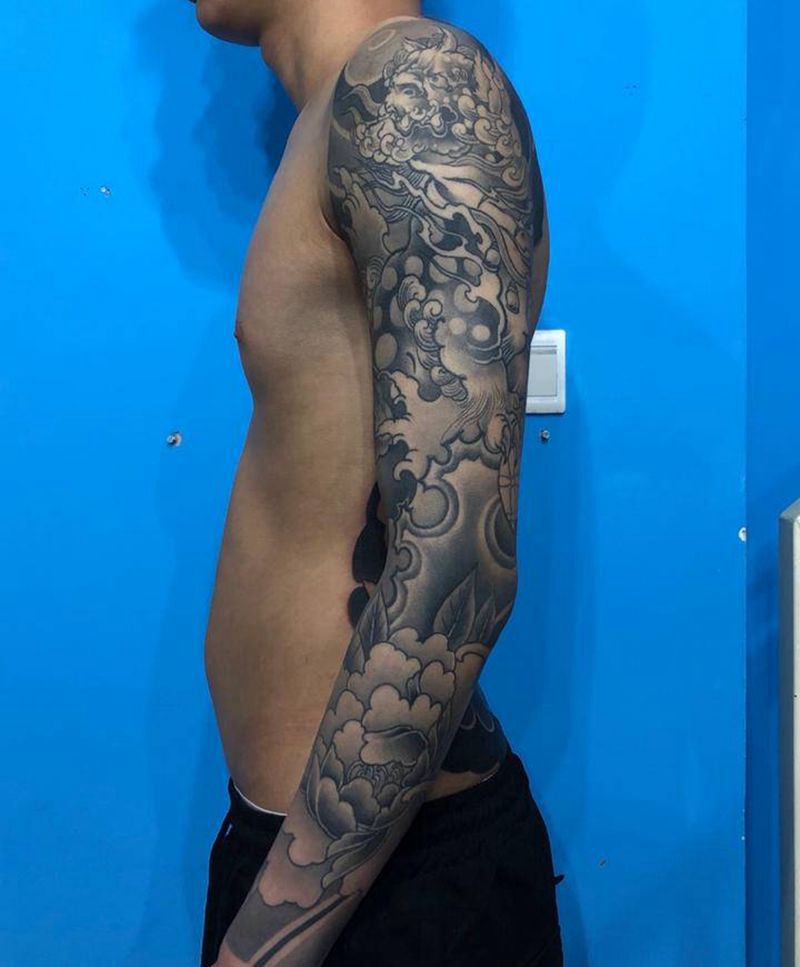 唐狮牡丹纹身图片_手臂新传统老传统纹身图案