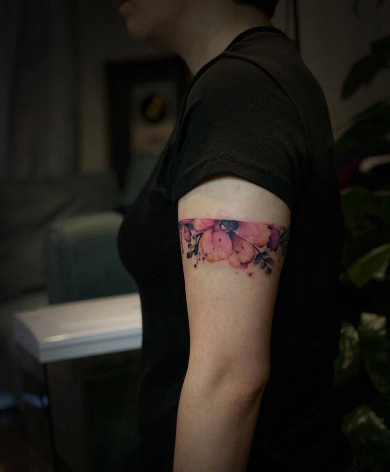 水墨花.臂环纹身图片_手臂水墨纹身图案