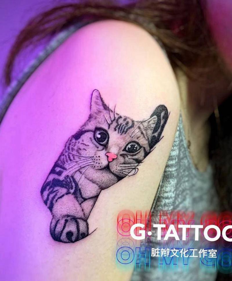 猫纹身图片_肩部手臂欧美写实点刺纹身图案