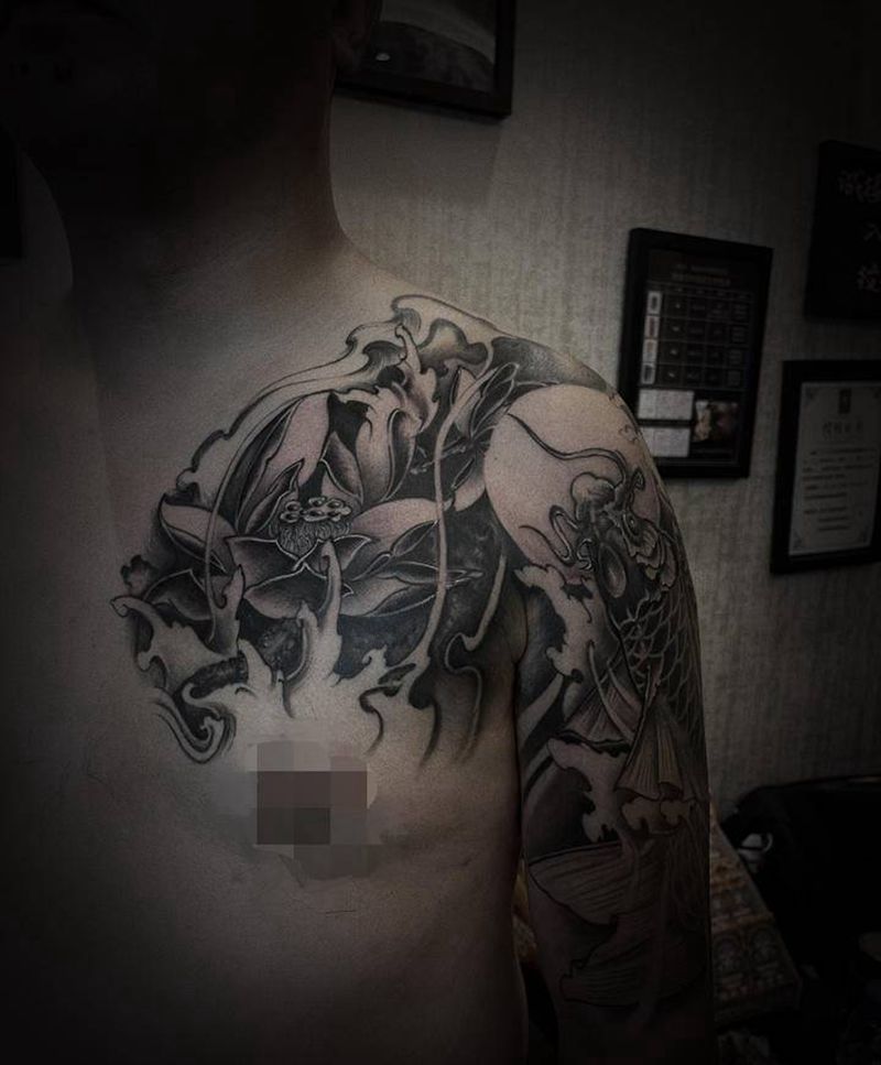 半甲锦鲤.荷花纹身图片_胸部手臂新传统纹身图案