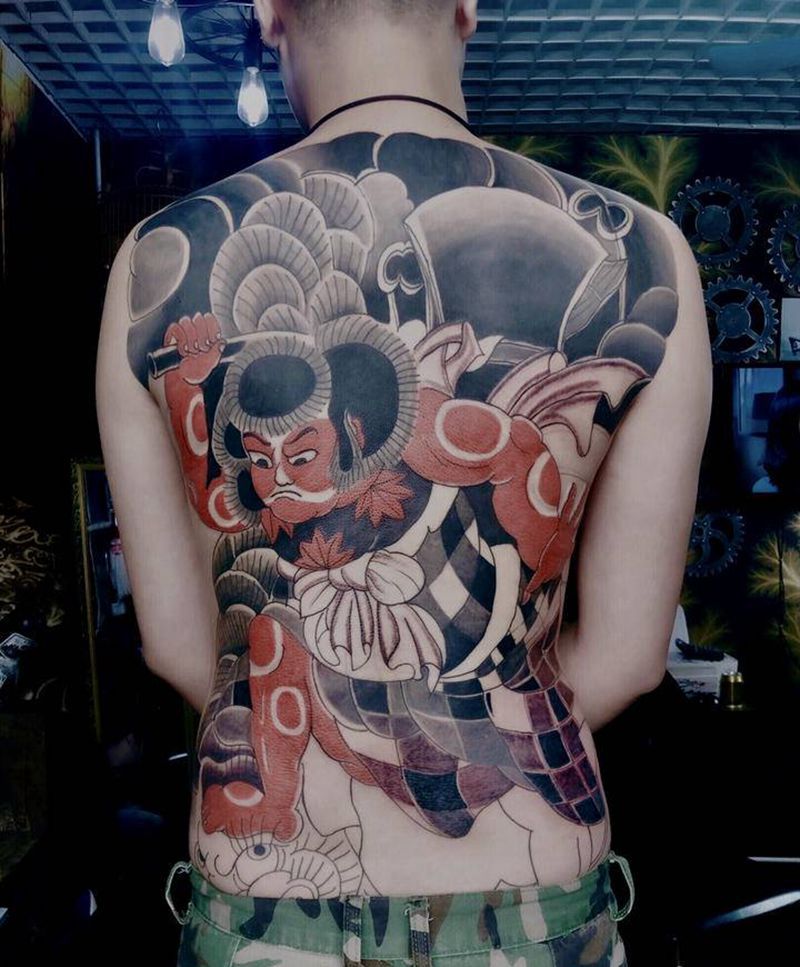 未完纹身图片_背部老传统纹身图案