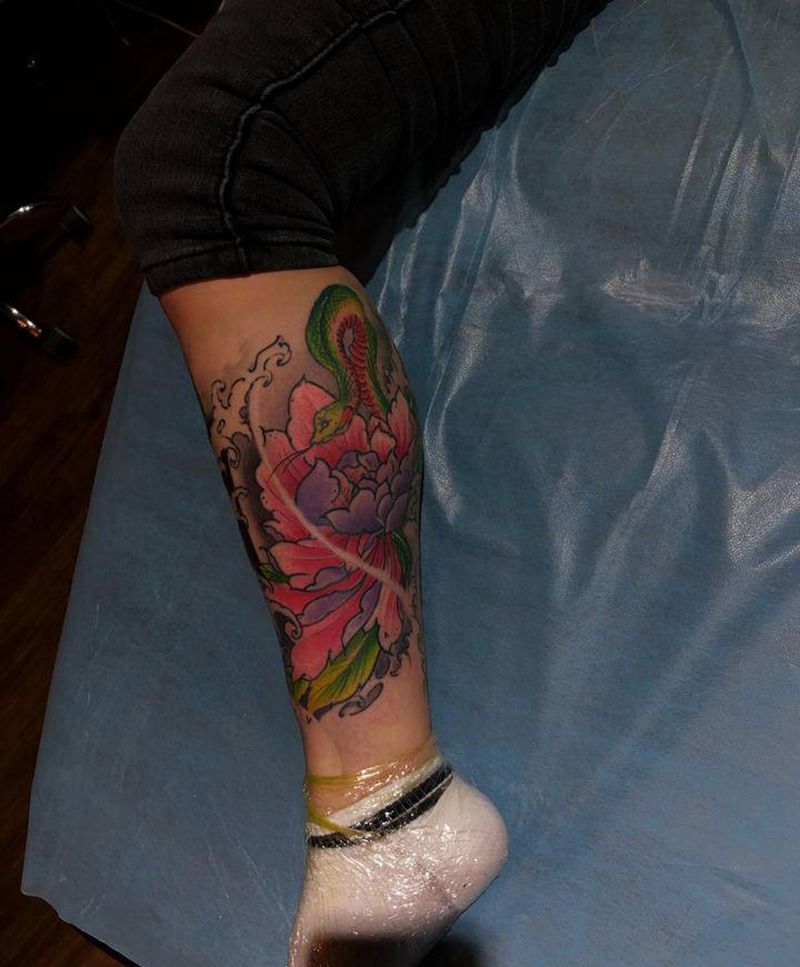 蛇戏牡丹纹身图片_腿部纹身图案