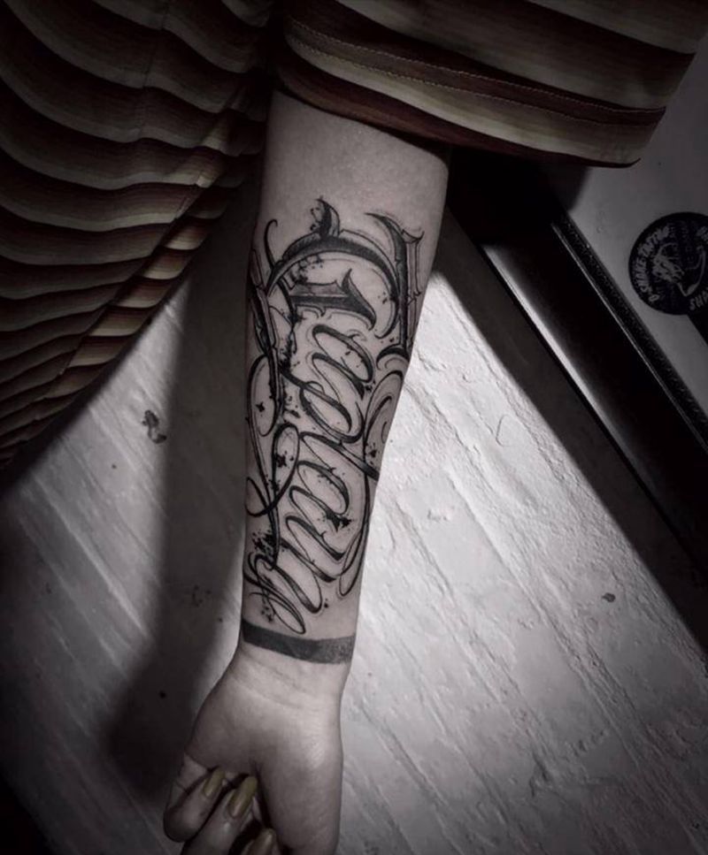 花体字纹身图片_手臂花体字纹身图案