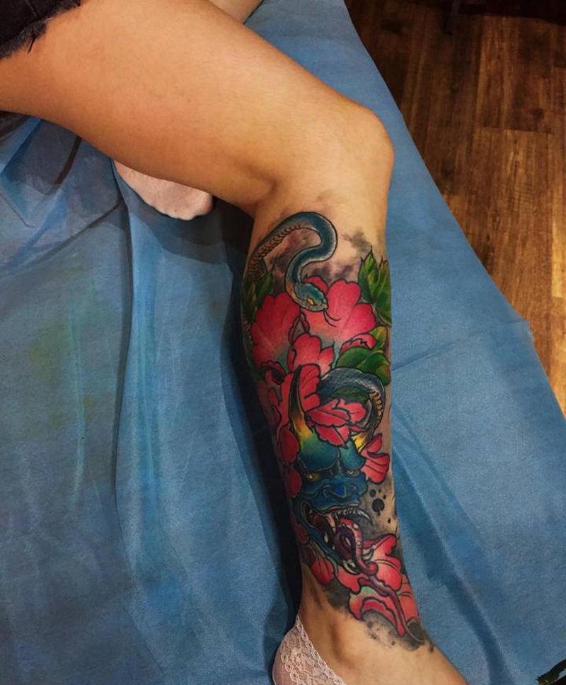 蛇戏牡丹纹身图片_新传统纹身图案
