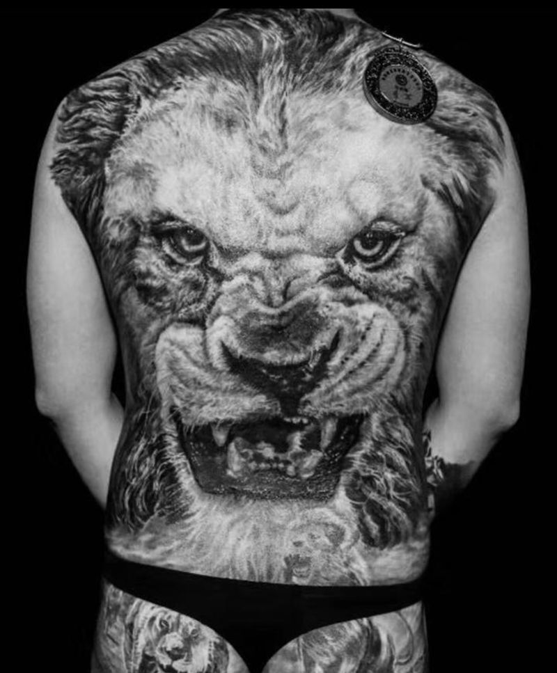 狮子王纹身图片_腰部背部欧美写实纹身图案