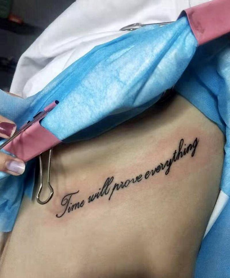 时间会证明一切纹身图片_胸部花体字纹身图案