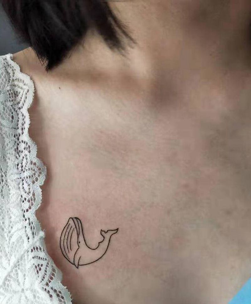 小鲸鱼纹身图片_胸部纹身图案