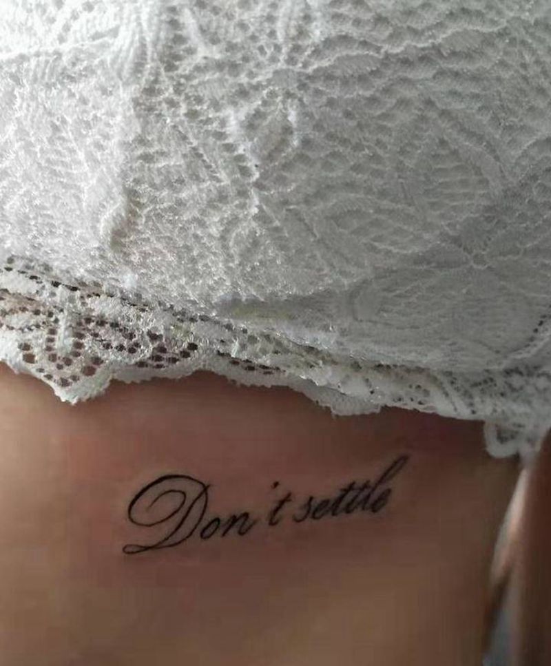 小字母纹身图片_胸部花体字纹身图案