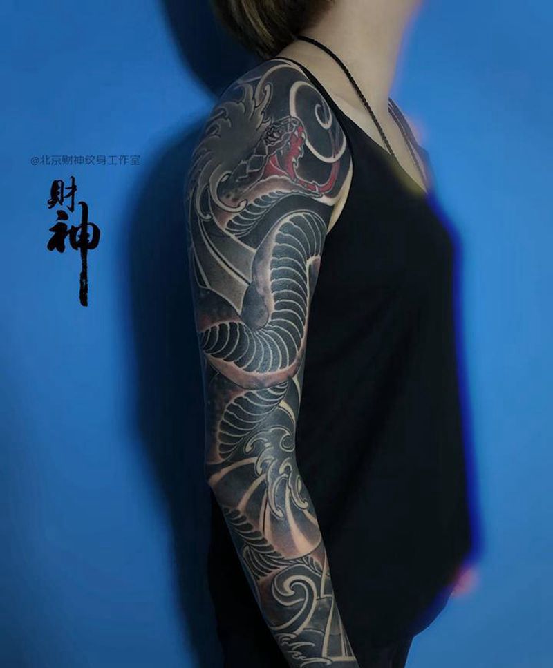 小蛇纹身图片_手臂老传统新传统纹身图案