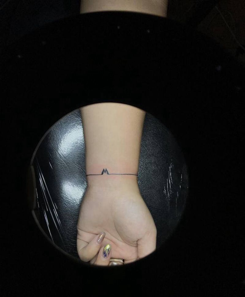 又是线纹身图片_手部纹身图案