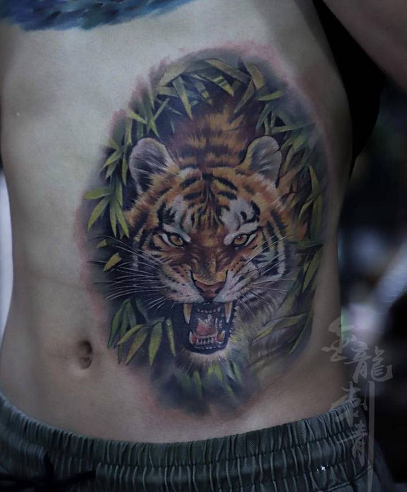 老虎纹身图片_腹部欧美写实纹身图案