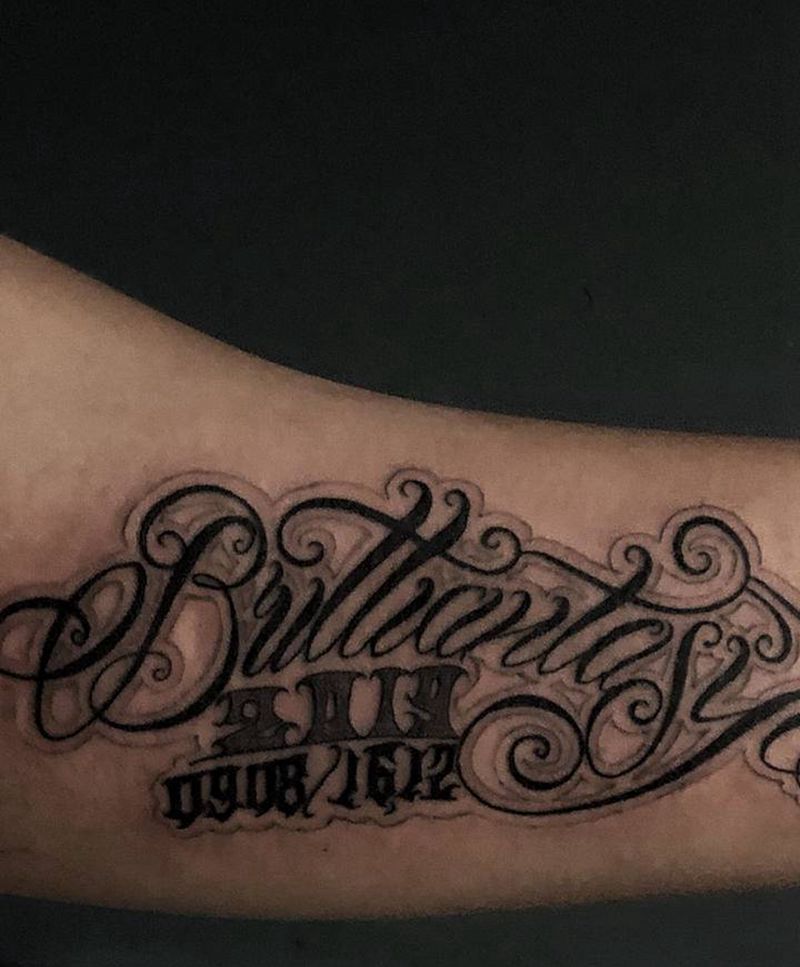 纪念一个新生命的诞生纹身图片_手臂花体字纹身图案