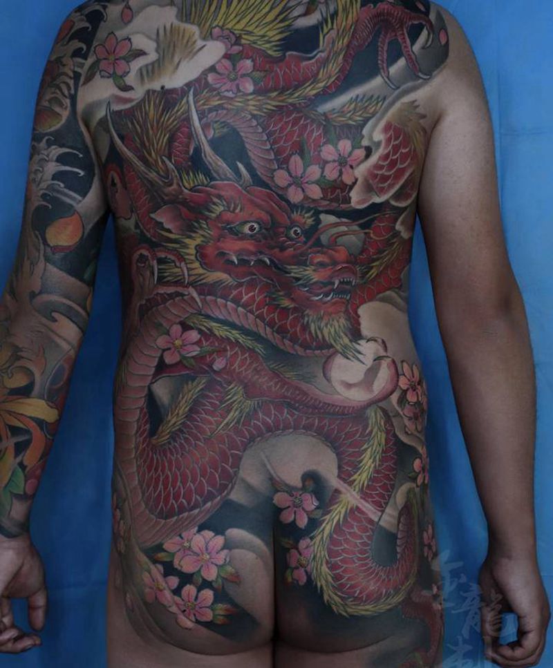 龙纹身图片_背部新传统纹身图案