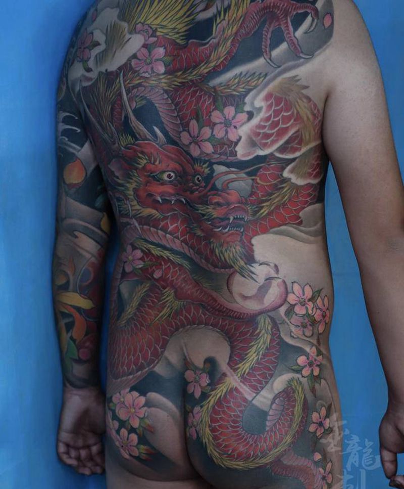 龙纹身图片_背部新传统纹身图案