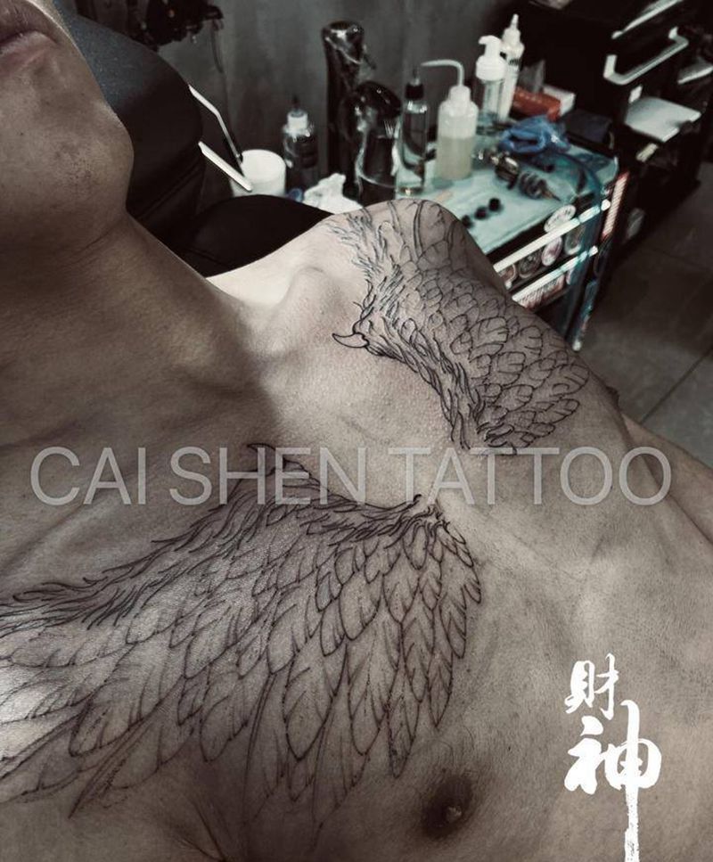 翅膀纹身图片_胸部欧美写实新传统纹身图案