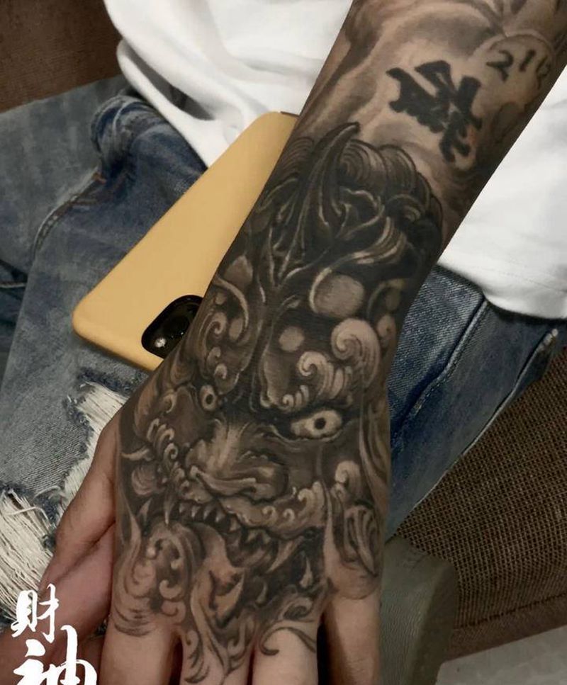 恢复1年手背唐狮纹身图片_手部纹身图案