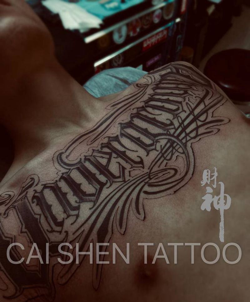 花体纹身图片_胸部花体字纹身图案