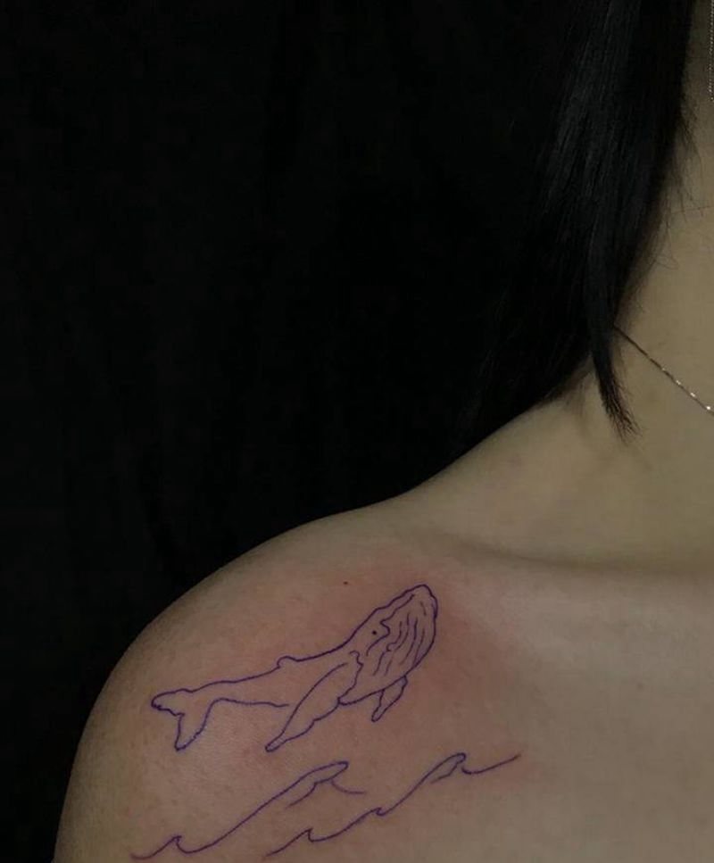 小鲸鱼纹身图片_肩部纹身图案