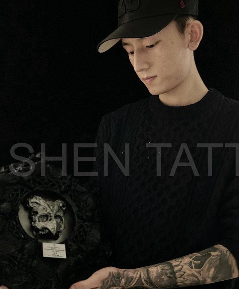 奖杯纹身图片_腿部欧美写实纹身图案