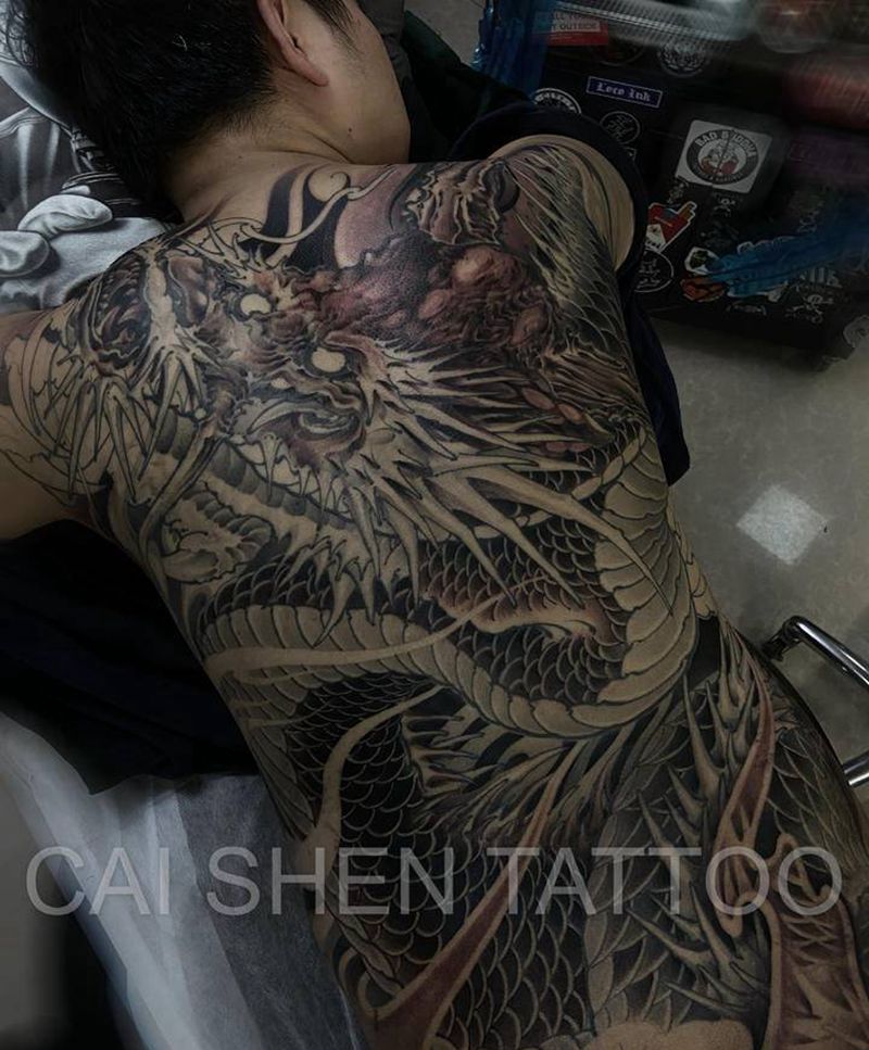 傲纹身图片_背部肩部新传统老传统龙满背纹身图案