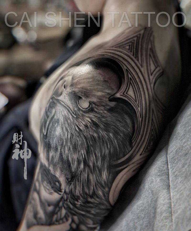 老鹰纹身图片_手臂欧美写实窗花纹身图案