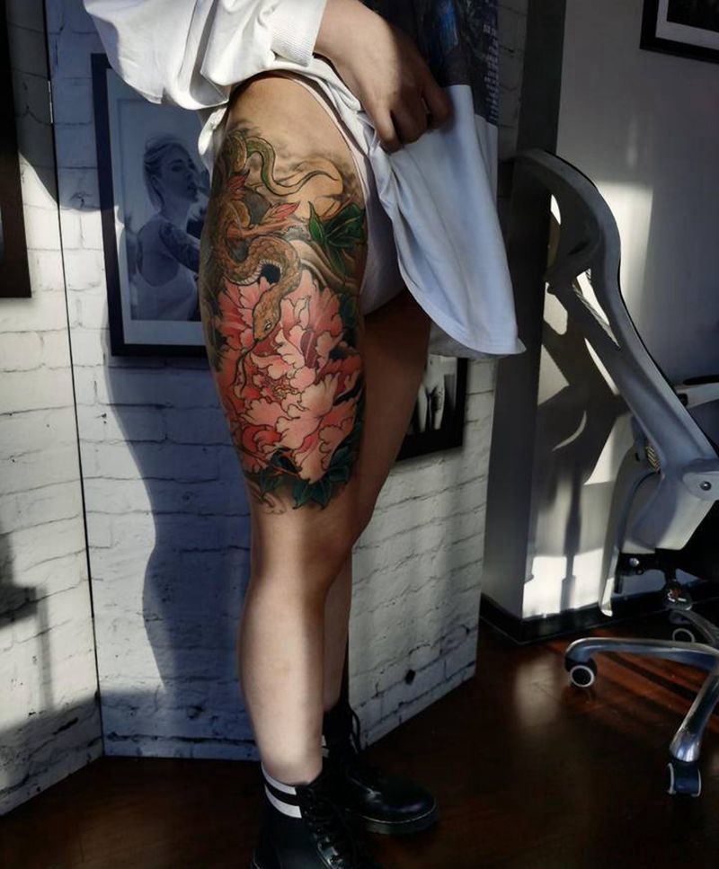 牡丹纹身图片_腿部新传统纹身图案