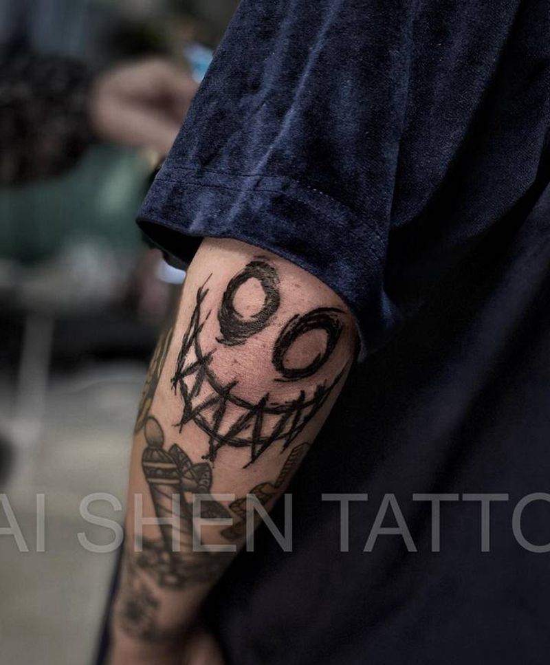 笑脸纹身图片_手臂图腾几何纹身图案