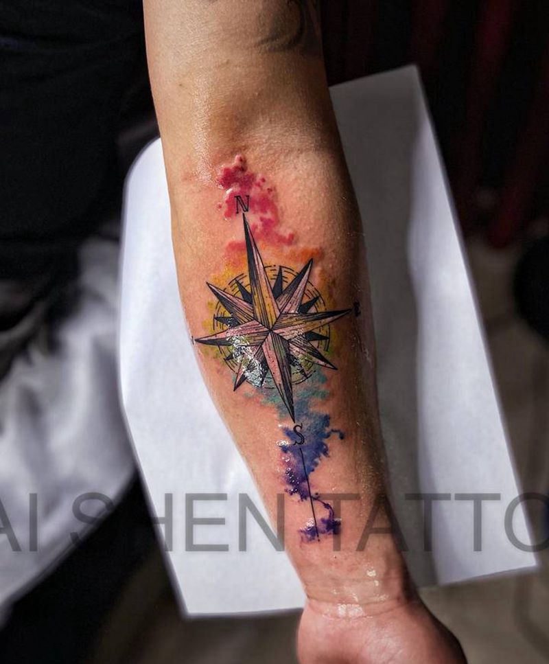 泼墨指南针纹身图片_手臂水墨水彩指南针纹身图案