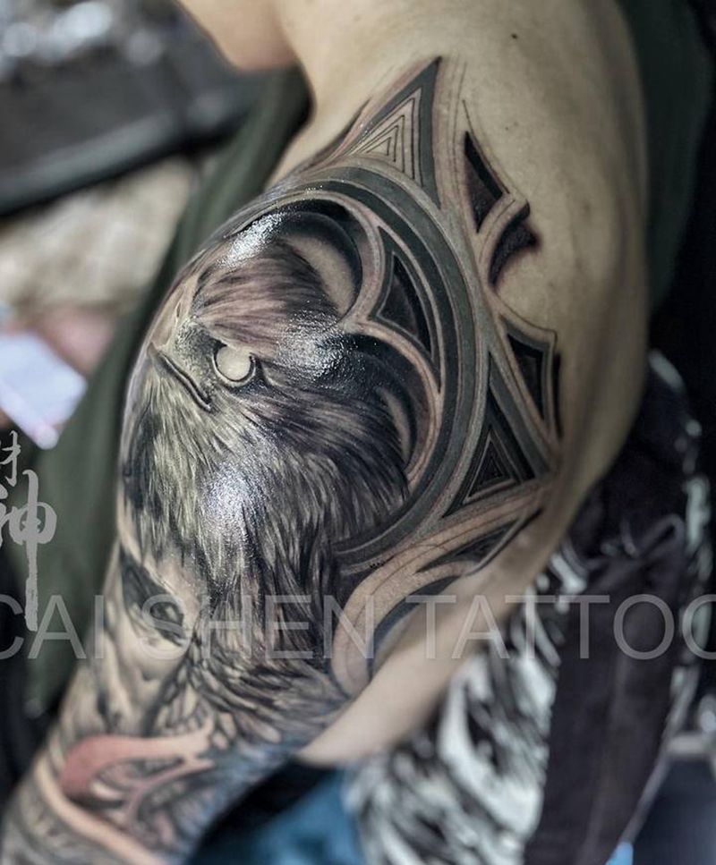 嘿纹身图片_手部欧美写实老鹰纹身图案