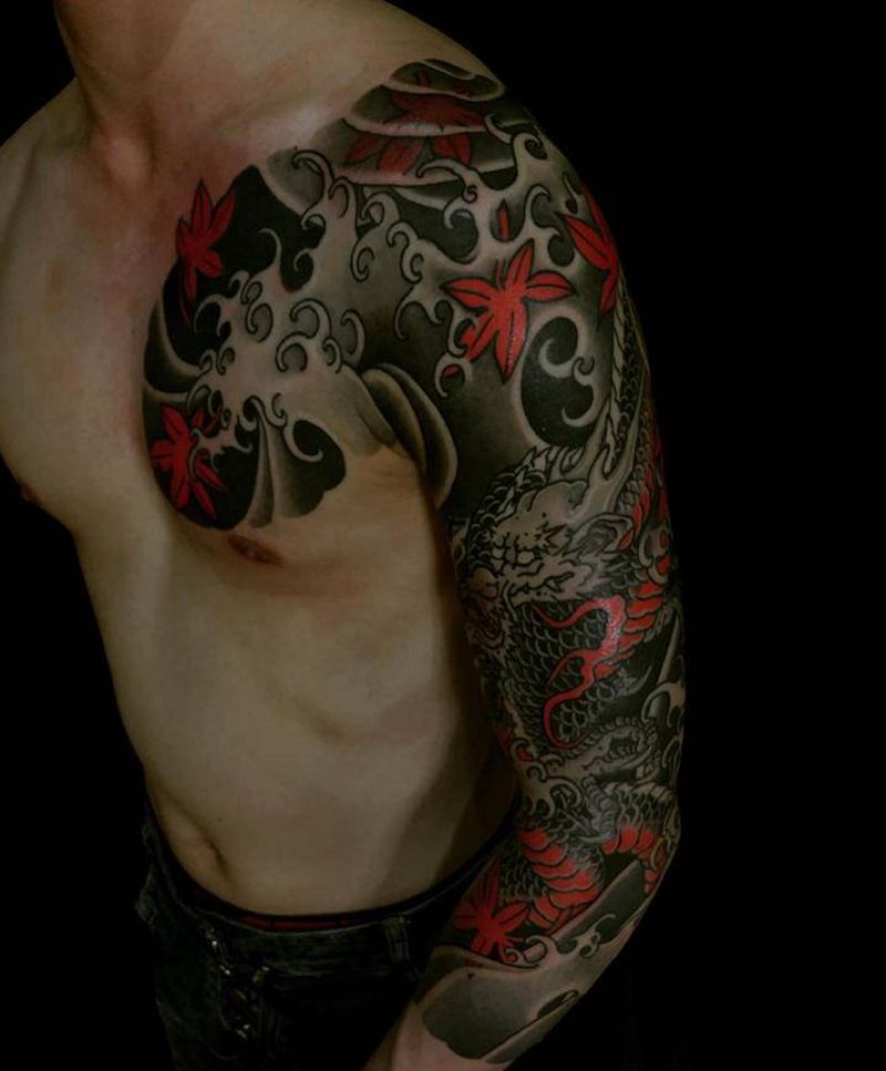 半甲七分花臂龙纹身图片_手臂胸部老传统新传统纹身图案