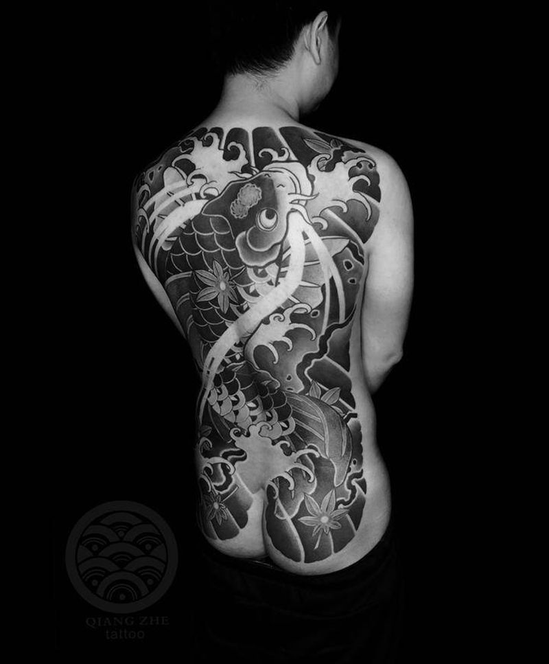 老传统，满背鲤鱼纹身图片_背部老传统纹身图案