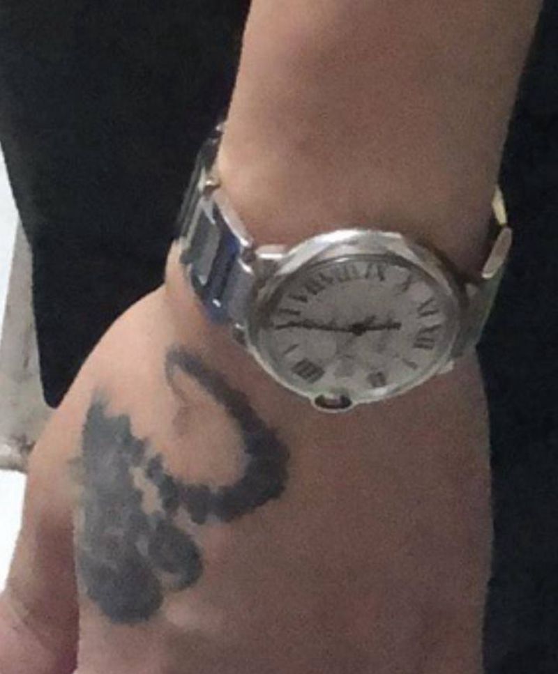 手背遮盖金鱼纹身图片_手部新传统纹身图案