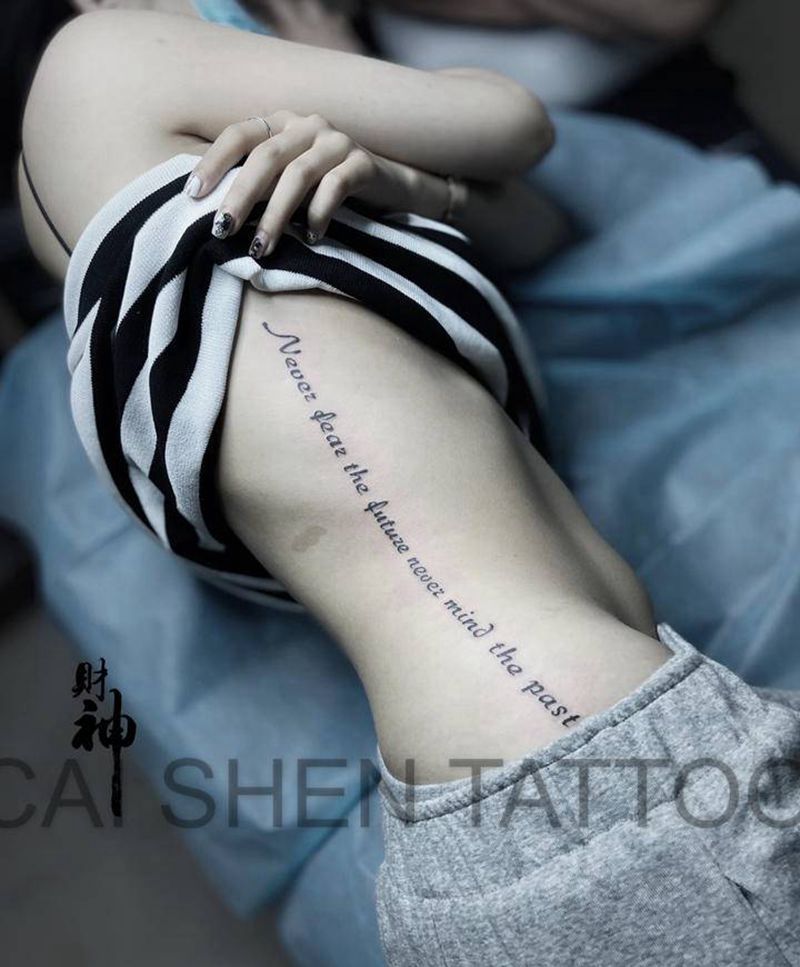 女孩标配纹身图片_腰部花体字纹身图案