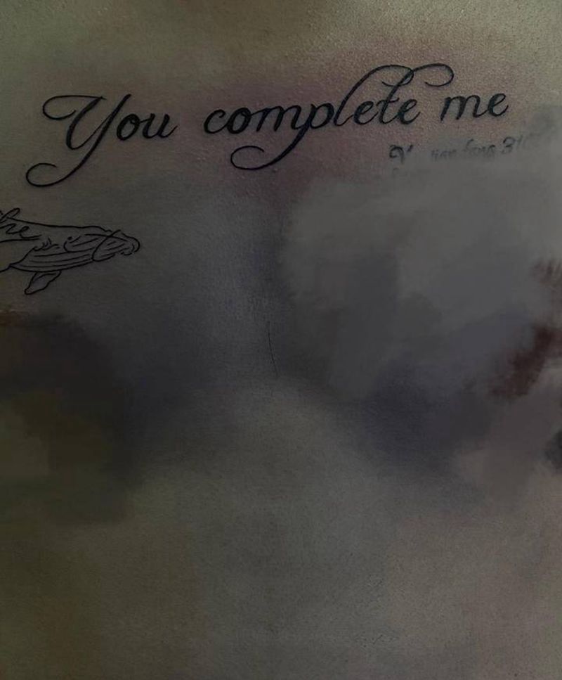 字母纹身图片_胸部纹身图案