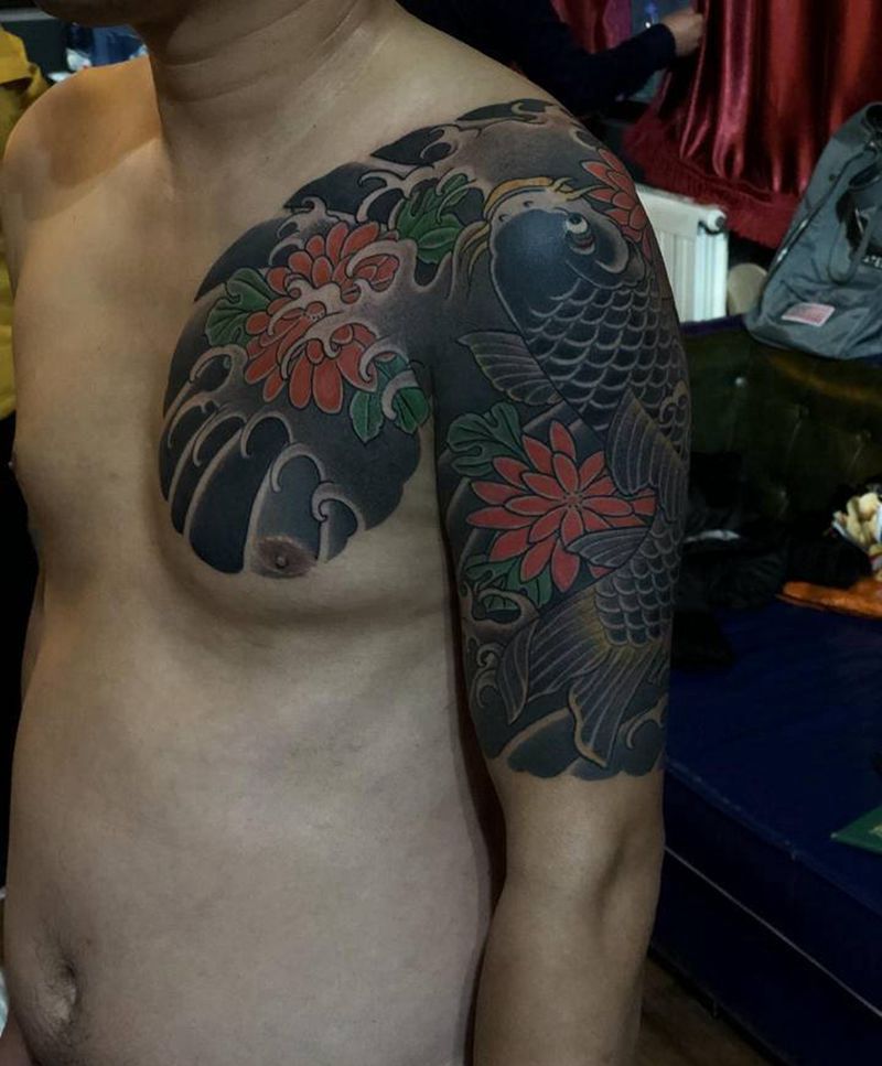 鲤鱼菊花半甲纹身图片_胸部肩部老传统纹身图案