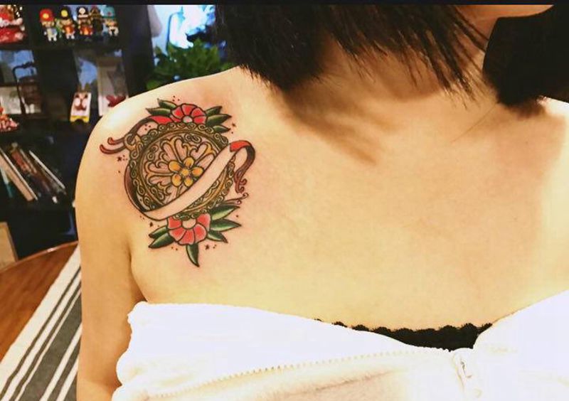 顾客挂坠设计纹身图片_胸部新传统New School纹身图案