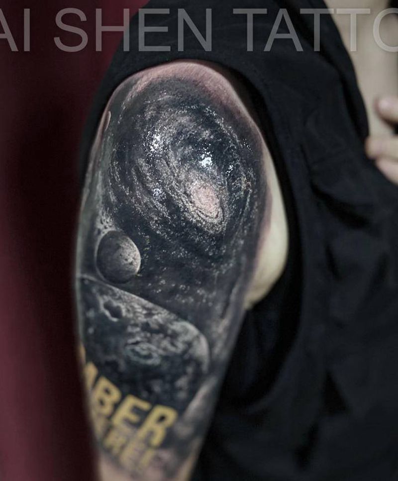 星空遮盖纹身图片_手臂肩部欧美写实星空纹身图案